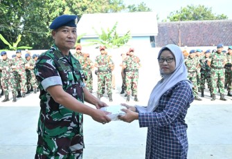 Kafasdik Wingdik 400/Matukjur Letkol Tum Moh Ari Novianto menyerahkan zakat fitrah secara simbolis, Rabu (11/3)