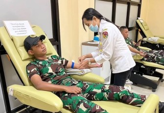 Donor darah prajurit Satgas Pamtas Yonarmed 12 Kostrad