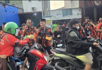 Berbagi takjil pengendara motor 