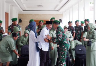 Dandim 0801/Pacitan Letkol Arh Imam Musahirul saat halalbihalal bersama Bupati 