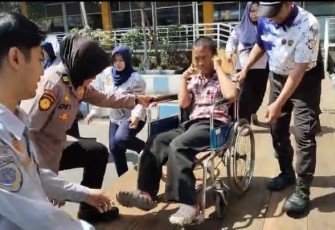 Polwan bantu penyandang disabilitas di terminal Purabaya 