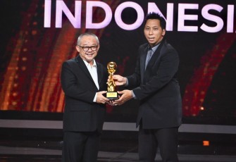 Mendikdasmen Abdul Mu'ti saat menerima trophy PSSI Award 2026 di Jakarta, Sabtu (28/3)