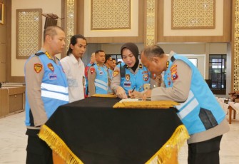 Penandatanganan pakta integritas penerimaan anggota Polri 2026 di Mapolda Jatim, Rabu (1/4)