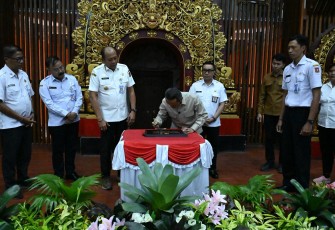 Wakil Menteri Pendidikan Dasar dan Menengah (Wamendikdasmen), Fajar Riza Ul Haq, meresmikan hasil program revitalisasi tahun 2025 di 19 satuan pendidikan berbagai jenjang di Kabupaten Karangasem, Bali