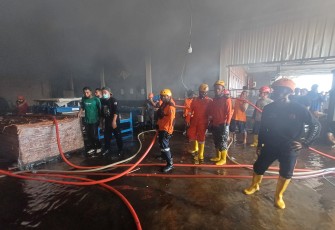 Petugas Damkar Karanganyar berjibaku memadamkan kobaran api yang membakar tungku oven pabrik pengolahan kayu (plywood) CV Avanjaya Wood di Dusun Serut, Desa Popongan, Kecamatan Karanganyar, Kamis (2/4/2026)