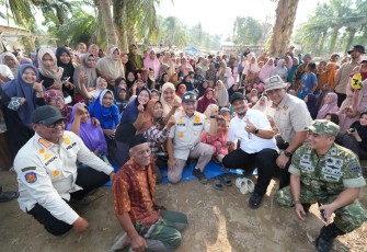 Kasatgas PRR Tito Karnavian bersama penyintas Desa Sekumur