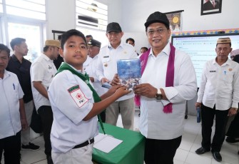 Wamen Viva Yoga bersama siswa SDN Pulubala