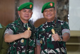 Kolonel Inf Wahyu Ramadhanus bersama Brigjen TNI Kohir usai sertijab di Makodam V Brawijaya, Jum'at (10/4)