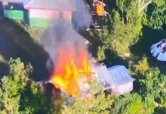 Rumah Warga di Kampung Muara Distrik Pogoma saat terbakar