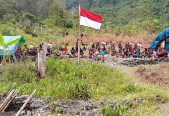 Warga Distrik Kembru Kembali Pulang dan Kibarkan Bendera Merah Putih