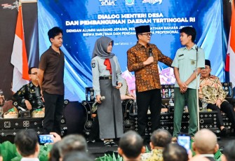 Mendes Yandri saat berdialog dengan siswa di Islamic Center NTB