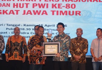 Dirut Bank Jatim Raih Penghargaan dari PWI Jatim