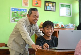 Wamendikdasmen Fajar Riza Ul Haq bersama siswa 