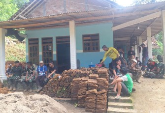Komunikasi sosial bersama warga sebelum mengerjakan sasaran fisik TMMD