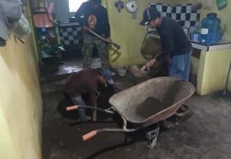 Pengerjaan sanitasi Khoirun Nisa Dusun Sumur