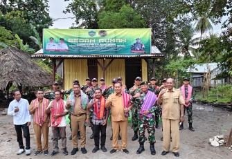 Yonarmed 12 Kostrad Tebar Manfaat di Perbatasan, Bedah Rumah Hadirkan Senyum untuk Warga