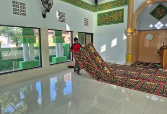 Bersihkan masjid jelang shalat jumat