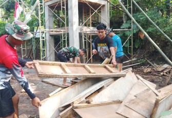 Pelepasan bekesting tandon air