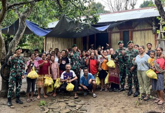 Yonarmed 12 Kostrad Berbagi di Perbatasan
