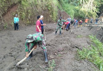 TNI - Polri dan Masyarakat Bangun Jembatan Darurat