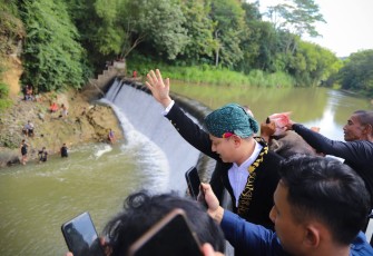 Bupati Trenggalek, Mochamad Nur Arifin, saat mengikuti prosesi nyadran dam Bagong