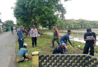 Babinsa dan Warga Purwosari Gotong Royong Wujudkan Lingkungan Bersih dan Sehat