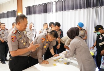 Komitmen Bersih Narkoba, Kapolres Situbondo Jalani Tes Urine bersama PJU dan Kapolsek Jajaran
