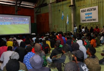 Kodim 1714/Puncak Jaya Gelar Nobar Piala Dunia 2026, Pererat Keakraban Bersama Masyarakat