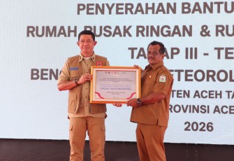 Kepala Badan Nasional Penanggulangan Bencana (BNPB), Letjen TNI Dr. Suharyanto memberikan arahan pada acara penyerahan bantuan perbaikan rumah rusak ringan dan rusak sedang kepada perwakilan masyarakat di Gedung Olahraga Aceh Tamiang, Kecamatan Karang Baru, Kabupaten Aceh Tamiang, Senin (22/6)