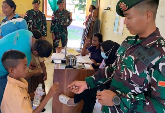 Yonarmed 12 Kostrad Gelar Screening Kesehatan di SD Motabenar