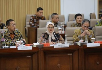 Direktur Utama PT Telkom Indonesia (Persero) Tbk Dian Siswarini dalam rapat kerja bersama Komisi VI DPR RI di Kompleks Parlemen, Jakarta, Rabu (24/6/2026)