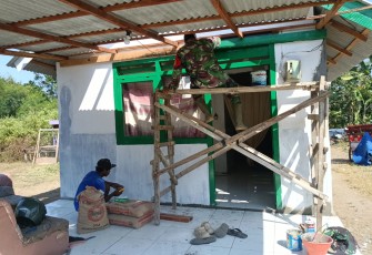 Babinsa Desa Bukur Dampingi Pengecatan Gawang Rumah Penerima Bantuan Rutilahu Gubernur Jatim
