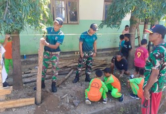 Yonarmed 12 Kostrad Hadir Membantu Pembangunan Pagar Sekolah Demi Kenyamanan Siswa Perbatasan