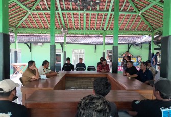 Puluhan warga Desa Mendenrejo dan Medalem Kecamatan Kradenan saat bertemu dengan Sekcam dan Kasi Trantib Kecamatan Kradenan mempertanyakan anggaran kontribusi dari PT Pertamina terkait moving alat dari sumur Darajingga 01 di Desa Mendenrejo