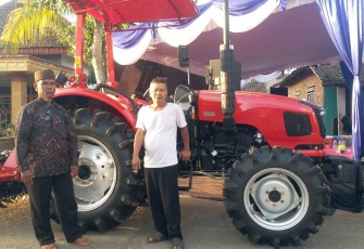 Anggota DPR RI Fraksi Partai Kebangkitan Bangsa (PKB), Hasanuddin Wahid, menyerahkan bantuan satu unit traktor roda empat Dongfeng GT 355 kepada Gabungan Kelompok Tani (Gapoktan) 