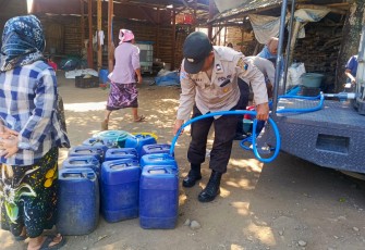Polres Pasuruan Sulap Mobil Patroli Jadi Pengangkut Air Bersih untuk Warga Terdampak Kekeringan