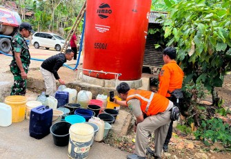 TNI-BPBD-BBWS Brantas Salurkan 16.000 Liter Air Bersih untuk Warga Terdampak Kekeringan di Panggul