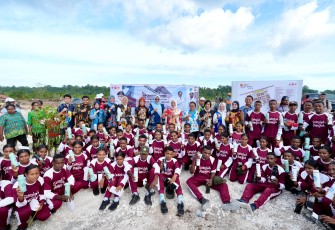 Ketua Umum (Ketum) Tim Penggerak Pemberdayaan dan Kesejahteraan Keluarga (TP PKK) Tri Tito Karnavian menyalurkan berbagai bantuan kepada siswa dan guru Sekolah Rakyat di Kabupaten Biak Numfor, Papua, Sabtu (1/8/2026)
