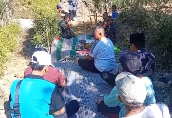 Momen Antara TNI dan Warga Melepas Penat Dalam Proses Pembangunan Jembatan Gantung di Pacitan