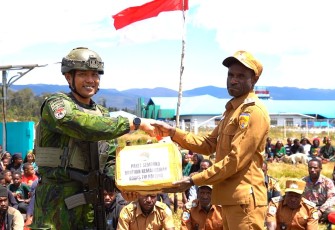 Tembus Medan Ekstrem, Koops TNI Habema Berhasil Salurkan 2 Ton Bantuan Kemanusiaan ke Tiga Distrik di Kabupaten Puncak