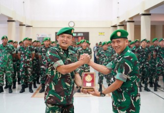 Kepala Staf Korem (Kasrem) 081/DSJ, Letkol Inf Meina Helmi mendapat penugasan baru sebagai Wakil Asisten Perencanaan di Kodam XXIV/Mandala Trikora