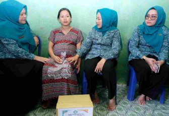Program PKK Menyisir, Weni Lis Darmansyah Berbagi dan Sambagi Rumah Warga
