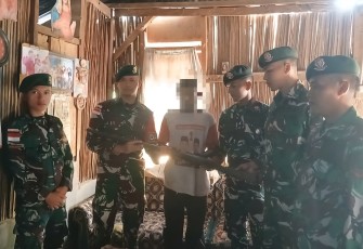 Yonarmed 12 Kostrad Perkuat Kepercayaan Masyarakat, Warga Serahkan Senjata Api Secara Sukarela