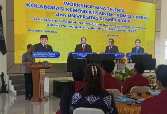 Anggota Komisi X DPR RI, Juliyatmono, saat menjadi keynote speaker dalam Workshop Bina Talenta di Universitas Slamet Riyadi (Unisri) Surakarta, Selasa (3/8/2026)