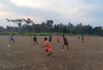 Sepak bola bersama warga Desa Ledok Tempuro
