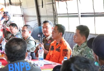 Deputi Bidang Penanganan Darurat BNPB Mayjen TNI Budi Irawan,  S.I.P., M.Si. meninjau pos lapangan Karhutla Kabupaten Kubu Raya di halaman SDN 5 Sungai Raya, Kecamatan Sungai Raya
