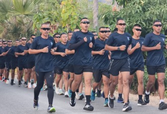 Yonarmed 12 Kostrad Jaga Kebugaran Prajurit Lewat Lari Pagi 5K di Pantai Teluk Gurita