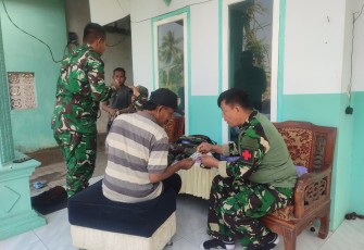 Pemeriksaan kesehatan warga dan personel 