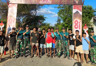 Yonarmed 12 Kostrad Bersama Warga Bangun Gapura Sambut HUT RI ke-81 di Perbatasan