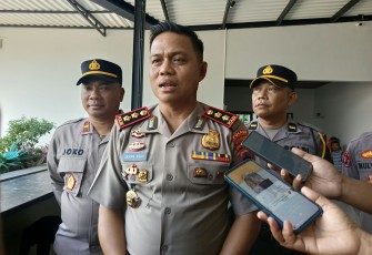 Kapolres Karanganyar, AkBP Arman Sahti, memberikan keterangan kepada wartawan terkait layanan Call Center 110, Senin (10/8/2026)